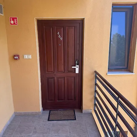 Six Apartment *